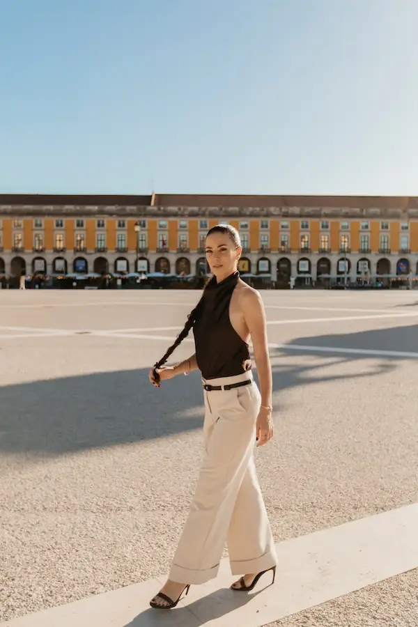 Embodied presence — Chen Lizra commanding a space